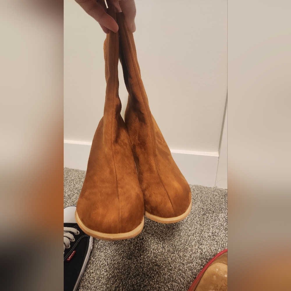 Korean boots size 38 but fit like 7